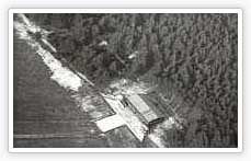 Luftaufnahme vom alten Holz-Hangar